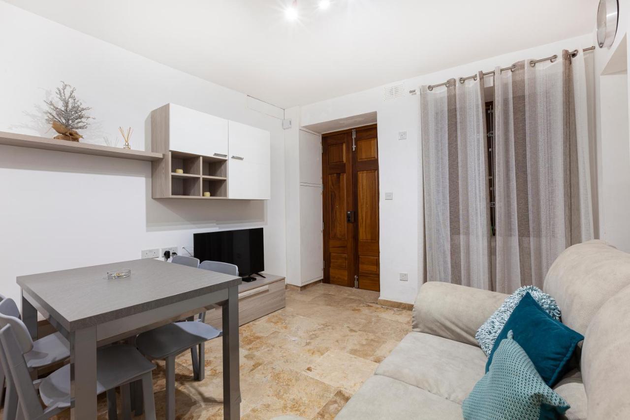 Designer Home With Comfy Sofa In Central Valletta By 360 Estates Extérieur photo